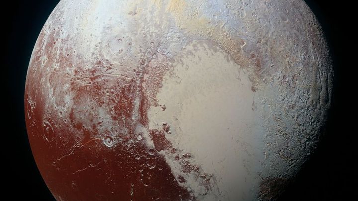 Ledovce, hory a krátery. Podívejte se na unikátní snímky Pluta od sondy New Horizons