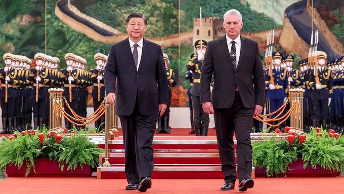 Setkání prezidenta Kuby Miguela Díaz-Canela s prezidentem Číny Si Ťin-pchingem.