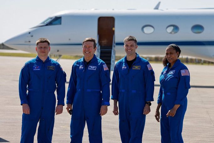 Posádka vesmírné lodi Crew-8 (zleva): Ruský astronaut Alexandr Grebjonkin a Američané Michael Barratt, Matthew Dominick (velitel) a Jeanette Eppsová.