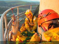 Prvního listopadu brzy ráno vylezli aktivisté Greenpeace na komín chemičky Deza ve Valašském Meziříčí.