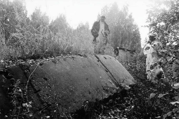 Zničené betonové překrytí úložiště radioaktivního odpadu v areálu Majak po explozi dne 29. září 1957, přesné datum pořízení snímku neznámé.