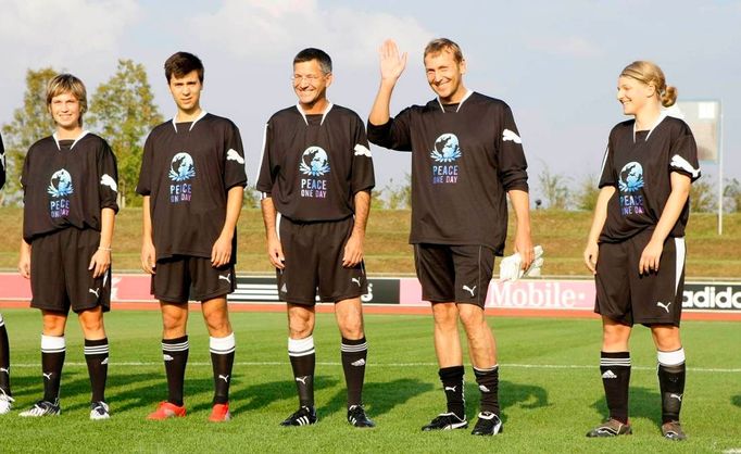 Oba šéfové šli svým podřízeným příkladem a stanuli oba na stejné straně hřiště.