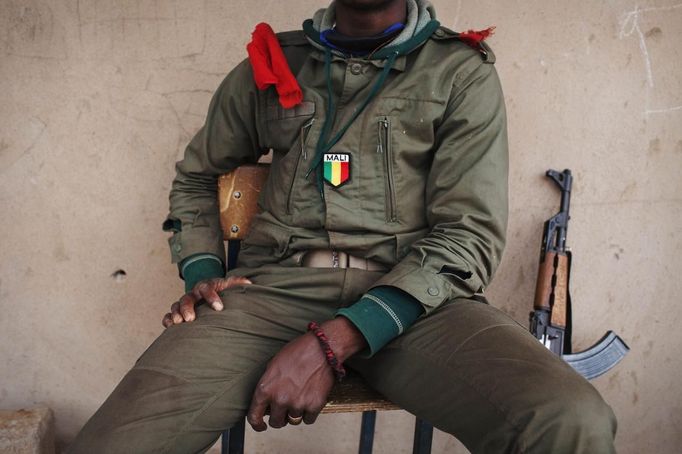 A Mali flag patch is pictured on the uniform of a Malian soldier in Konna, Mali, January 27, 2013. REUTERS/Joe Penney (MALI - Tags: POLITICS CONFLICT MILITARY) Published: Led. 27, 2013, 4 odp.