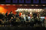 Diváci v Tipsport Aréně mohli velkou část první třetiny v klidu prosedět v restauraci,...