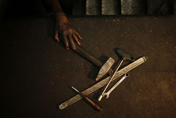 The hand of Palestinian Mohammed Jundeya, 17, is seen as he works in a car repair garage in Gaza City May 30, 2013. Jundeya left school to work as an apprentice in the garage so that he could support his family's income. Apprentice mechanics earn around $100 per month, garage owners said. REUTERS/Mohammed Salem (GAZA - Tags: TRANSPORT SOCIETY EMPLOYMENT) Published: Kvě. 30, 2013, 12:54 odp.