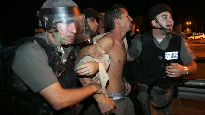 Policie zadržela židovského demonstranta