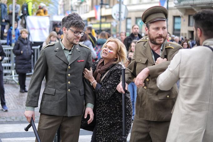 Praha si dnes 17. 11. 2019 připomíná výročí 30 let od sametové revoluce, která vedla k pádu komunistického režimu.