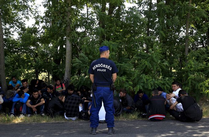 Iráčtí uprchlíci jsou zadrženi maďarskou policií krátce po přechodu hranice se Srbskem.