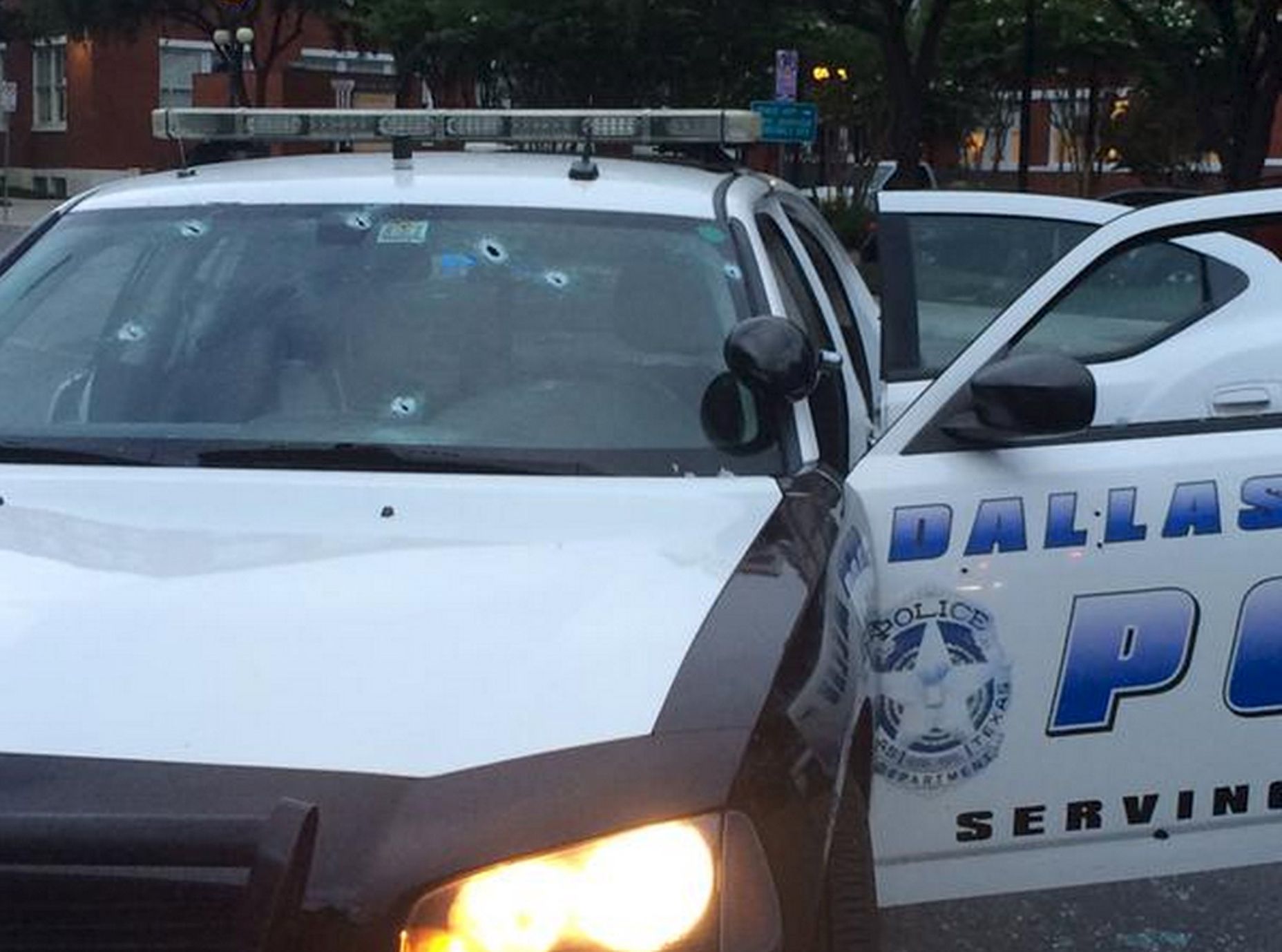 Prostřílené auto policie v Dallasu