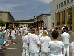 Shromáždění stávkujících lékařů a zdravotníků v Thomayerově nemocnici v Krči.