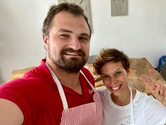 Manželé Patákovi mají moderní rodinný statek, na kterém pracují souběžně tři generace jejich rodiny. Jak sami říkají, zemědělství pro ně není jen prací, ale životní styl