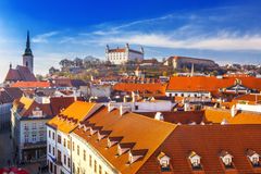 V obecních volbách na Slovensku uspěli nezávislí, Bratislavu povede architekt Vallo