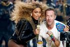 Super Bowl 2016: Nudní Coldplay, provokativní Beyoncé a Lady Gaga jako z Hunger Games