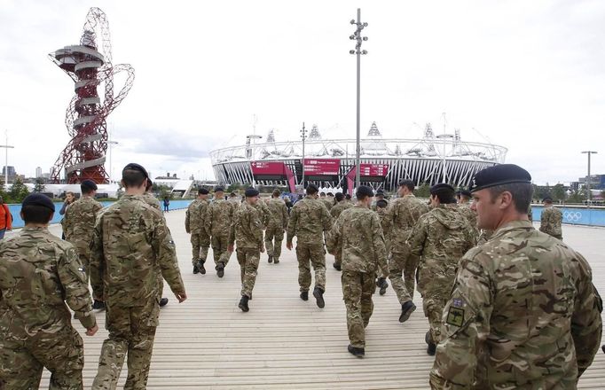 Members of the armed forces tour the Olympic Park in Stratford, the location of the London 2012 Olympic Games, in east London July 15, 2012. London's Olympic Games is not threatened by a major security contractor's failure to find enough staff, ministers and the head of the city's organising committee said on Sunday, seeking to quell a political storm ahead of athletes' arrival. REUTERS/Andrew Winning (BRITAIN - Tags: MILITARY POLITICS SOCIETY SPORT OLYMPICS) Published: Čec. 15, 2012, 2:38 odp.