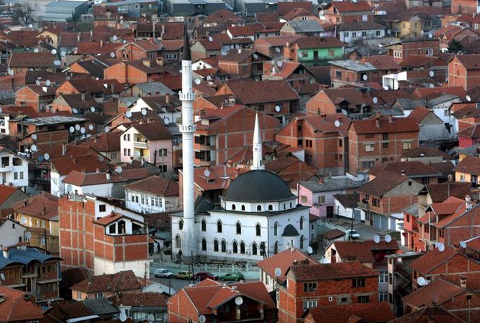 Prizren. Město neomítnutých domů a satelitních antén. U hranice s Albánií.