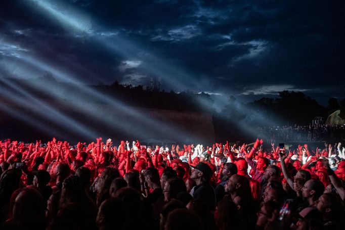 Návštěvníci sledují vystoupení kapely Cult of Fire s Bohemian Symphony Orchestra Prague, kteří společně vzdali hold Bedřichu Smetanovi na festivalu Brutal Assault.