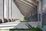 V dalších fázích podle návrhů pánů Koppa a Balcárka přibyly monumentální betonové tribuny...