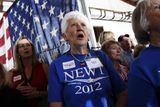 Společný zpěv je další součástí prezidentských kampaní. Na této fotce lidé zpívají společně s Newtem Gingrichem v Sarasotě na Floridě. Své sympatie mu vyjadřují rovněž reklamními tričky.