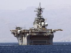 Americká loď Kearsarge míří k libyjským břehům.
