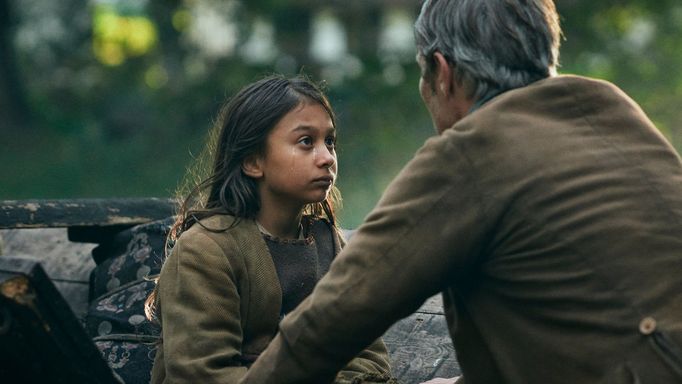 Melina Hagberg v roli Anmai Mus a Mads Mikkelsen jako Ludvig Kahlen.