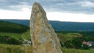 Mořinka na Berounsku. Třímetrový vápencový "menhir" byl na vrchol kopce severně od obce umístěn 31. prosince 1999 skupinou nadšenců, v čele s akademickým sochařem Petrem Váňou.