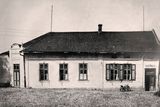 K noční přestřelce v srpnu 1944 došlo zde, v hostinci Izydora Mokrosze, kterému se přezdívalo "u dolního Mokrosze".