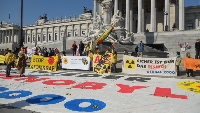 Premiéra Nečase vítaly ve Vídni transparenty proti elektrárně Temelín