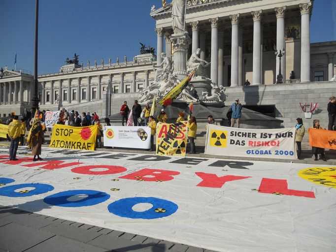 Odpůrci jaderné energetiky dali v centru Vídně premiéru Nečasovi najevo, co si myslí o Temelínu