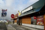 Kdo by toužil vidět na vlastní oči nové barvy McDonaldu, může zajet jen kousek za hranice se Slovenskem, do Trenčína.