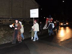 Procesím se desítka demonstrantů odebrala na obecní úřad