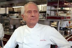 Zemřel "kmotr britské gastronomie". Slavnému šéfkuchaři Michelu Rouxovi bylo 79 let