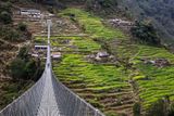 Po dvou letech pandemie se do Nepálu vracejí zahraniční turisté jen pomalu. Tamní úřady puntičkářsky spočítaly, že vloni navštívilo zemi jen 150 962 turistů, což je nejméně od roku 1977. Je to propastný rozdíl ve srovnání s rokem 2020, kdy vláda počítala se dvěma miliony návštěvníků. Na tomto snímku je vidět, jak se to projevuje. Na proslulých závěsných mostech se teď během treku nemusíte vyhýbat davům turistů, jako tomu bylo před pandemií.
