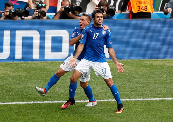 Euro 2016, Itálie-Švédsko: Italové slaví gól na 1:0