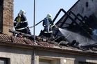 Ve Slatiňanech hořelo, hasiči evakuovali 6 lidí a psy