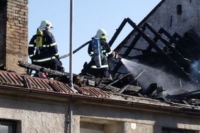 Obrazem: Rozsáhlý požár zničil v Deblíně střechu domu i stodoly