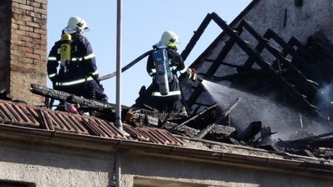 Obrazem: Rozsáhlý požár zničil v Deblíně střechu domu i stodoly