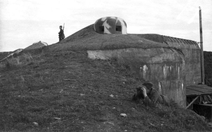 V průběhu roku 1938 již na mnoha místech republiky pokročila výstavba opevnění natolik, že by pro útočníka představovalo jeho zdolání značné problémy. K improvizované obraně byly připravovány i ne zcela dokončené objekty těžkého opevnění, mezi něž patřil i pěchotní srub K-Bg-S 10 ,,U boží muky" dělostřelecké tvrze Hůrka u Králík, který obsazovali příslušníci V./6. hraničářského praporu.