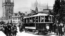 28. 9. 1905: Na Karlově mostě začala jezdit Elektrická tramvaj. Z důvodu poruchovosti bylo od provozování tramvajové dopravy na Karlově mostě už v roce 1908 upuštěno.