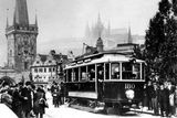 Ačkoli se tomu z dnešního pohledu nechce věřit, 28. září roku 1905 začala jezdit elektrická tramvaj na Karlově mostě. Trasa však dlouho nevydržela a z důvodu poruchovosti od ní elektrické podniky už v roce 1908 upustily.