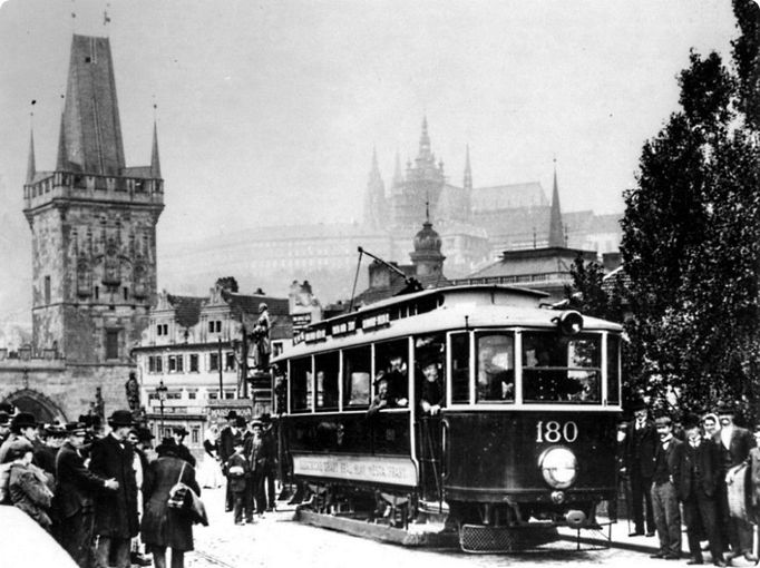 28. 9. 1905: Na Karlově mostě začala jezdit Elektrická tramvaj. Z důvodu poruchovosti bylo od provozování tramvajové dopravy na Karlově mostě už v roce 1908 upuštěno.