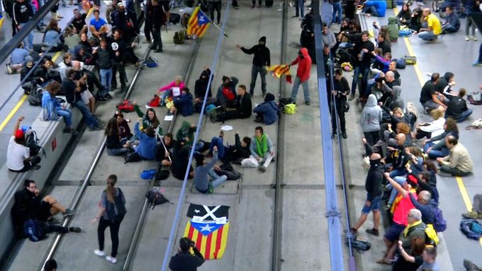Katalánští separatisté zablokovali vlakovou stanici v Gironě