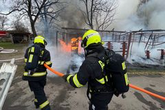 Uhořelo osm koní. Muži podezřelému ze zapálení stájí v Praze hrozí šest let vězení