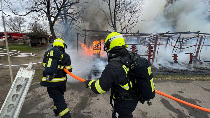 Požár stájí na Císařském ostrově v Praze.