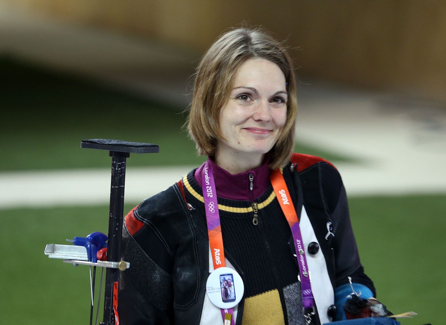 Česká střelkyně Kateřina Emmons během střelby ze vzduchové pušky na 10 metrů na OH 2012 v Londýně.