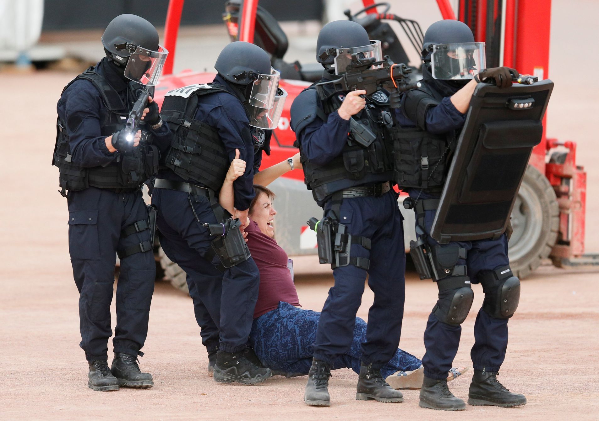 Policisté nacvičují zásah před začátkem Mistrovství Evropy v Lyonu.