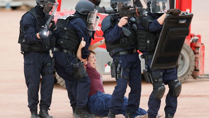 Policisté nacvičují zásah před začátkem Mistrovství Evropy v Lyonu.