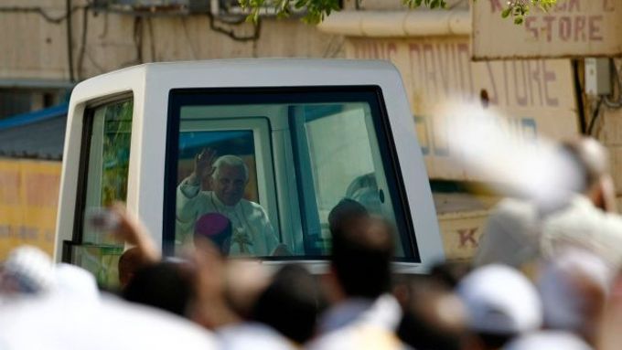 Papež a jeho papamobil v Betlémě