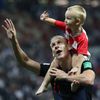Domagoj Vida se synem slaví po semifinále MS 2018 Chorvatsko - Anglie