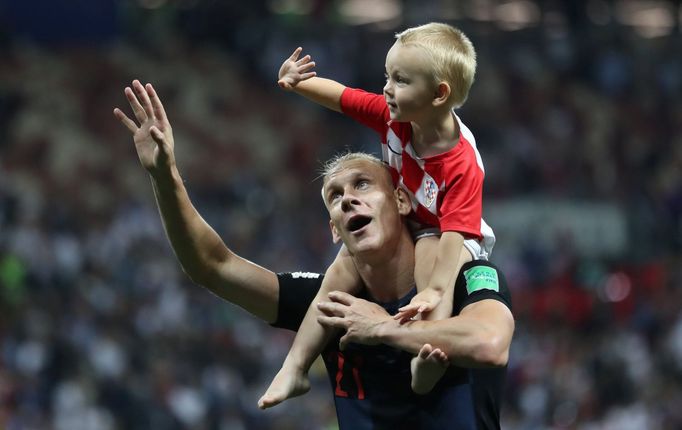 Domagoj Vida se synem slaví po semifinále MS 2018 Chorvatsko - Anglie