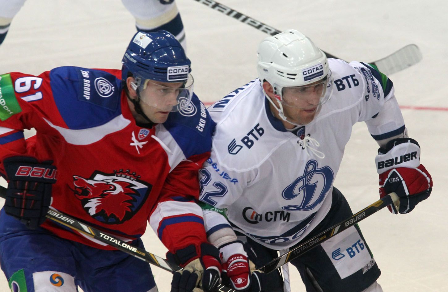 Hokejista Dynama Moskva Alexandr Ovečkin se přetlačuje s Erikem Christensenem v utkání KHL 2012/13 proti Lvu Praha.